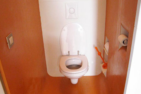 Toilet in oranje Rubber, uitsnede