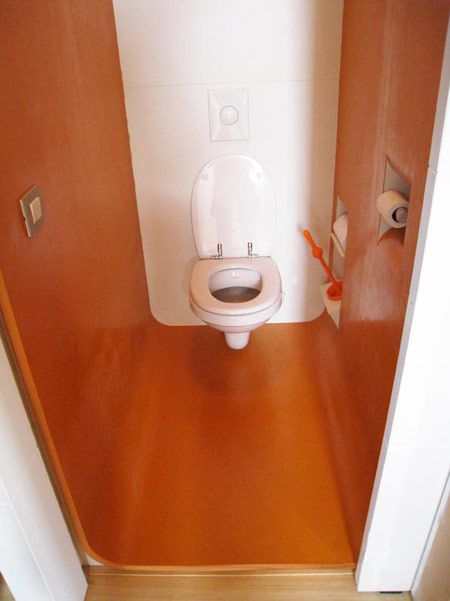 toilet in oranje rubber